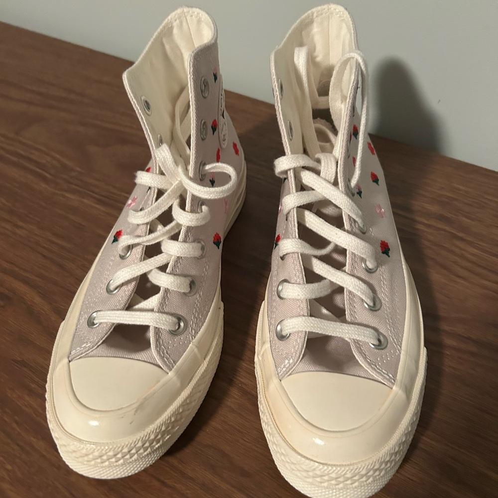 Converse SZ 7.5 high top tennis shoes